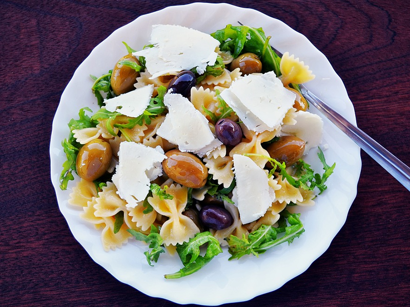 Mediteranska salata s tjesteninom